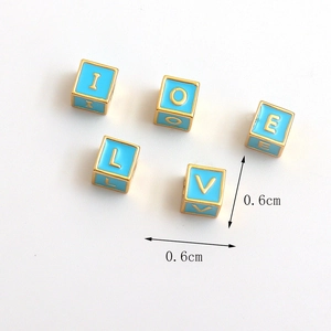 Detailweergave van de 0,6 cm blauwe emaille letterkralen I LOVE voor DIY-sieraden