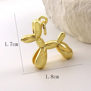 Macro-opname van gouden ballonhond hanger met spiegelglans en exacte afmetingen