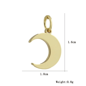 Dimensioni dettagliate del ciondolo a luna dorata con altezza di 1,6 cm e larghezza di 1,0 cm