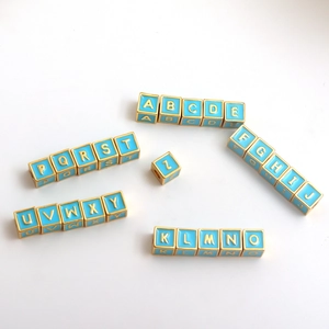 Blauwe emaille vierkante alfabet kralen met 18k goudlaag voor DIY sieraden maken