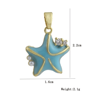 Dettaglio di un ciondolo a stella marina blu di 2,2cm con perle e dimensioni