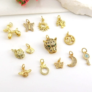 Detailopname van 18k vergulde dierenhangers met zirkonia in micro-pavezetting
