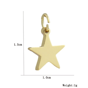 Vista dettagliata di un mini ciondolo a stella dorata di 1,5 cm con dimensioni e peso