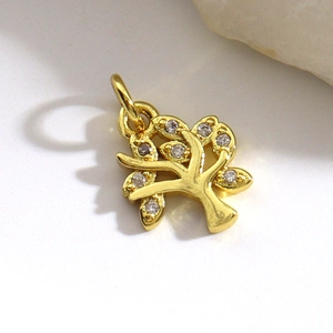 Detail van een levensboom hanger met 18k goudlaag en witte zirkoniasteentjes ingelegd