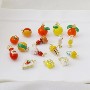 Détail de breloques émaillées colorées fruits et aliments pour bijoux DIY et sacs