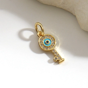 Macro-opname van 18k vergulde Evil Eye sleutelhanger met glanzende zirkonia stenen