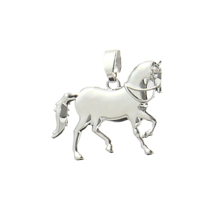 Gros plan du pendentif cheval en argent poli avec détails de crinière et bélière