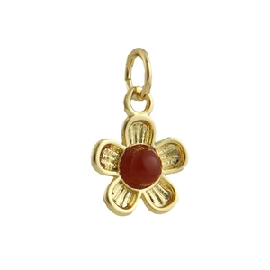 Pendente floreale dorato a cinque petali con perla rossa e texture incise raffinate