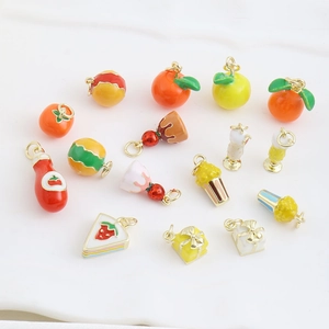 Détails de breloques émaillées plaquées or 18 carats en forme de popcorn et de fruits