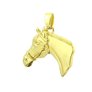 Vue détaillée du pendentif tête de cheval plaqué or 18 carats avec gravure de la crinière