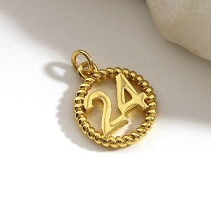 Detailopname van een gouden ronde hanger nummer 24 met getextureerde touwrand