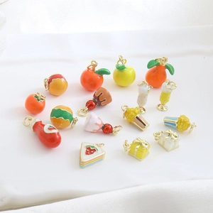 Détail de breloques colorées en forme de fruits et desserts pour bijoux DIY