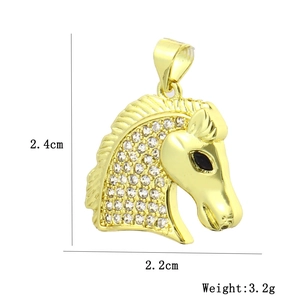 Pendentif tête de cheval plaqué or 18k avec strass blancs et dimensions précises