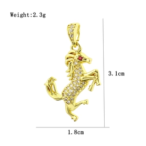 Détail du pendentif cheval en or 18k serti de cristaux et œil en rubis rouge