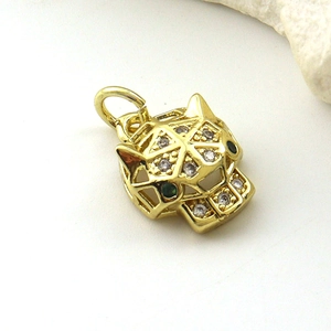 Macro-opname van geometrische luipaardhanger met groene kristallen ogen en stenen