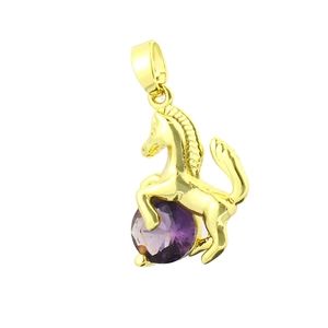 Gros plan détaillé d'un pendentif cheval doré orné d'une pierre précieuse violette