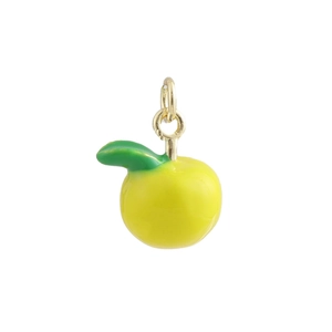 Détail du pendentif citron plaqué or 18k avec émail jaune et petite feuille verte