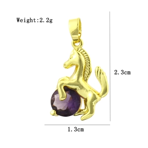Pendentif cheval en or 18k avec pierre violette et dimensions précises de 2,3 cm de haut