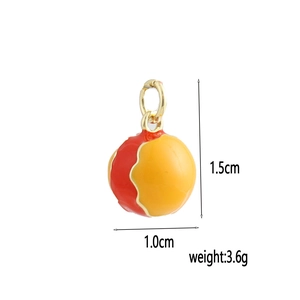 Détail d'un pendentif pomme doré 18k avec émail rouge et jaune, hauteur de 1,5 cm
