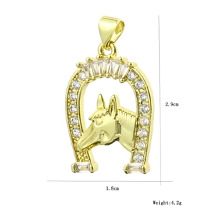 Détail du pendentif fer à cheval et tête de cheval, dimensions 2,9cm par 1,8cm, poids 4,2g