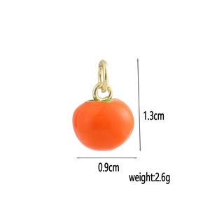 Détail du pendentif tomate plaqué or 18k montrant 1,3 cm de hauteur et 2,6 g de poids