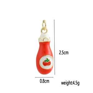 Détail du pendentif bouteille de ketchup rouge plaqué or, hauteur 2,5 cm et largeur 0,8 cm