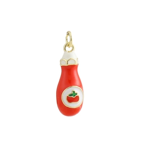 Détail du pendentif flacon de ketchup en émail rouge avec anneau doré et tomate