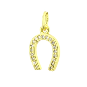 Détail du pendentif fer à cheval plaqué or 18k orné de pierres de zircon blanc