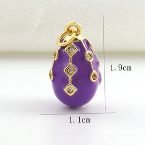 Macro-opname van paarse Fabergé-stijl eihanger met gouden rand en kristallen, maat 1,9 cm