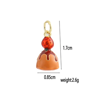 Détail du pendentif gâteau à la fraise plaqué or 18 carats avec dimensions de 1,7 cm