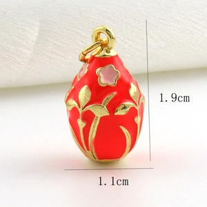 Detail van een 1,9cm rode Russische paasei-hanger met gouden bloemenreliëf patronen