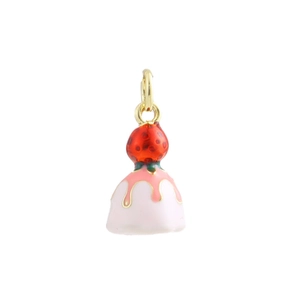 Détail d'un pendentif cupcake à la fraise plaqué or 18 carats avec émail coloré