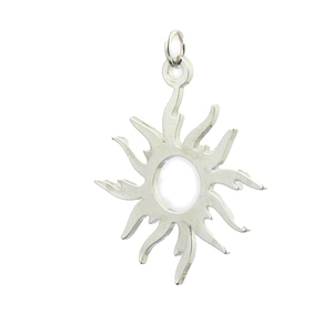 Détail d'un pendentif soleil argenté avec centre creux et rayons pour les colliers