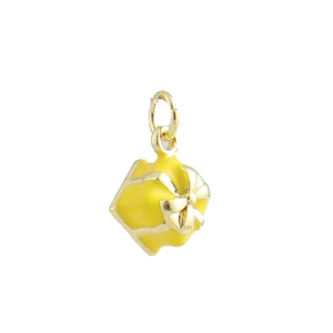 Détail d'un pendentif boîte cadeau en émail jaune avec ruban doré et plaqué or 18k