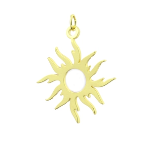 Vue détaillée du pendentif soleil plaqué or 18k avec centre évidé et rayons de flammes