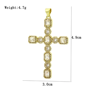 Détails du pendentif croix plaqué or avec zircons blancs et dimensions du produit