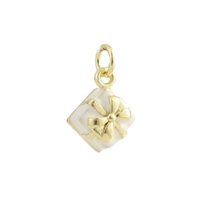 Gros plan détaillé d'un pendentif boîte cadeau doré avec finition en émail blanc