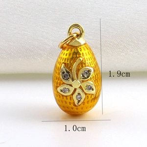 Macro-opname van gouden Fabergé-stijl eivormige hanger met honingraat textuur