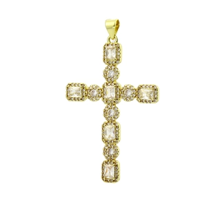 Détail du pendentif croix plaqué or 18k serti de cristaux baguettes et de zircons ronds