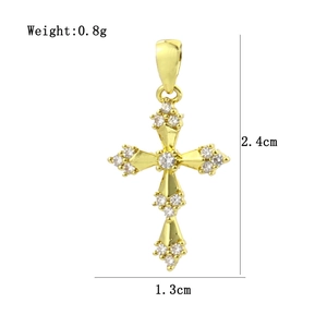Vue détaillée du pendentif croix plaqué or avec zircons blancs et dimensions 2,4cm x 1,3cm