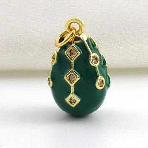 Ei-hanger in Fabergé-stijl met groen emaille, goud patroon en fonkelende kristallen