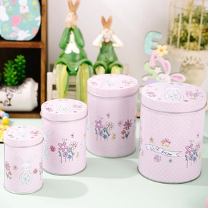 Set di 4 scatole di latta rosa con graziosi coniglietti e motivi floreali a pois