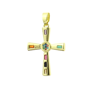 Gros plan du pendentif croix plaqué or 18k avec pierres précieuses colorées