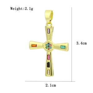 Détail du pendentif croix 3,4cm x 2,1cm avec pierres précieuses colorées et fini doré