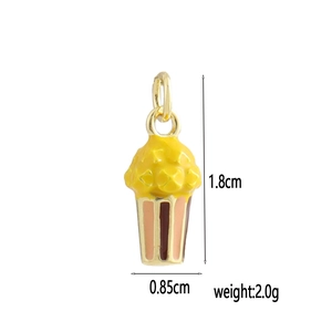 Détail macro du pendentif pop-corn plaqué or 18k avec émail et dimensions précises