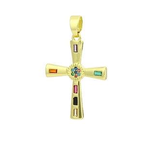 Détail du pendentif croix plaqué or 18 carats avec pierres précieuses multicolores