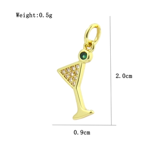 Détail du pendentif verre à cocktail en or 18 carats avec zircons et pierre verte