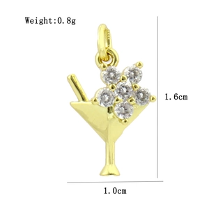 Détail du pendentif verre à cocktail plaqué or 18 carats avec fleur en zircon et tailles