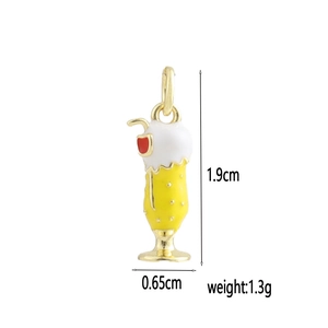 Détail d'un pendentif boisson de 1,9cm avec mesures en cuivre plaqué or 18 carats