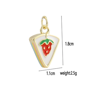 Détail du pendentif gâteau doré de 1,8 cm avec motif de fraise en émail poli